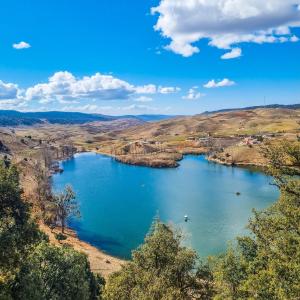 un lac au milieu d'une vallée dans l'établissement ain leuh, à Aïn Leuh