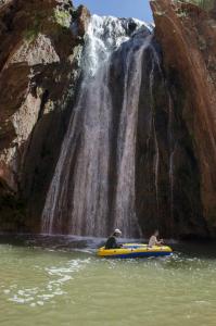 2 personnes dans un radeau devant d'une cascade dans l'établissement ain leuh, à Aïn Leuh