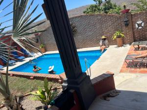 - un groupe de personnes se baignant dans une piscine dans l'établissement Casa Punta Perula VILLAS, à #N/A