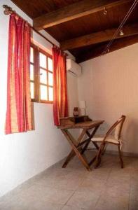 un tavolo e una sedia in una stanza con finestra di Aurora Mari Villa Your Dream Steps from the Ocean Shore a Caleta De Fuste