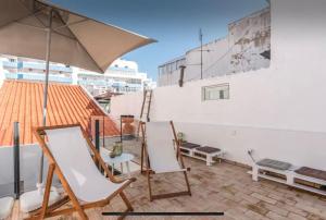 Μπαλκόνι ή βεράντα στο Traditional townhouse with private patio and pool