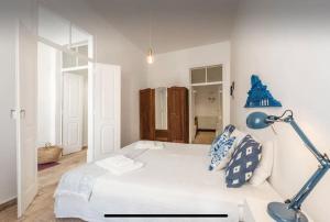 Ένα ή περισσότερα κρεβάτια σε δωμάτιο στο Traditional townhouse with private patio and pool
