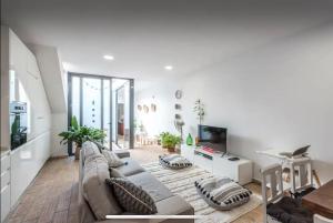 Χώρος καθιστικού στο Traditional townhouse with private patio and pool