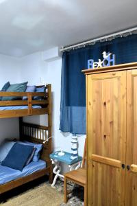a bedroom with two bunk beds and a blue curtain at 1a. Línea, vistas al mar, acceso directo a playa y piscina in Salou