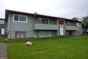 una casa con un gran patio delante de ella en 410 E 45th #3 en Anchorage