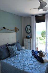 a bedroom with a blue bed with a view of the ocean at 1a. Línea, vistas al mar, acceso directo a playa y piscina in Salou