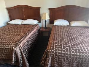Postel nebo postele na pokoji v ubytování REGENCY INN