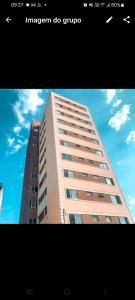 ein hohes Gebäude mit dem Himmel im Hintergrund in der Unterkunft Aluga-se quarto em apartamento in Ipatinga