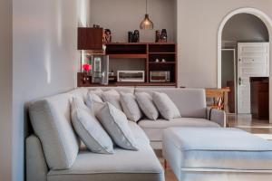 uma sala de estar com um sofá com almofadas em Pousada João e Maria Gramado em Gramado