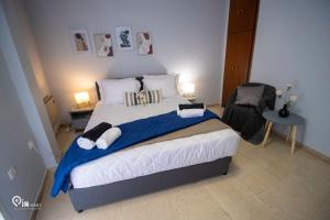- une chambre avec un grand lit et 2 serviettes dans l'établissement 'Sophia's' Athenian Central Home, à Athènes