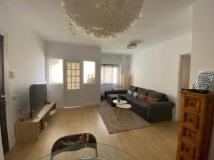 a living room with a couch and a table at Coqueto apartamento con Garaje in Santa Cruz de Tenerife
