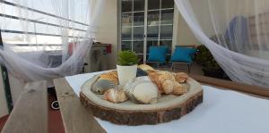 uma mesa com algumas conchas em cima dela em Casa do Beco, confortável, em bairro típico de Olhão em Olhão