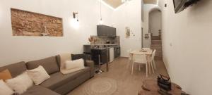 uma sala de estar com um sofá e uma mesa em Casa do Beco, confortável, em bairro típico de Olhão em Olhão