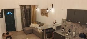 a kitchen and living room with a couch and a table at Casa do Beco, confortável, em bairro típico de Olhão in Olhão