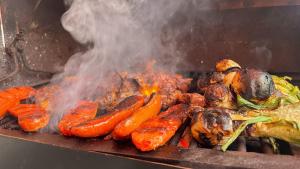 - un grill avec un paquet de viande et de légumes dans l'établissement Casa Punta Perula VILLAS, à #N/A