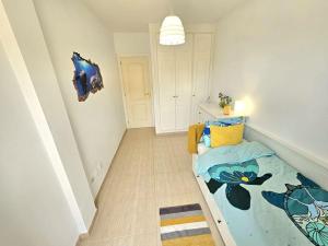 San AndrésにあるCasa Zicman Las Teresitasのベッド付きのベッドルームが備わる小さな客室です。