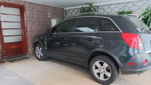 un coche negro estacionado frente a una casa en CHARLIE'S HOUSE en Bogotá