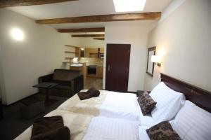 Postel nebo postele na pokoji v ubytování Hotel & Apartments U Černého orla