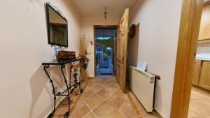 pasillo con puerta y suelo de baldosa en Casa Rural Rincones de Albares, en Albares