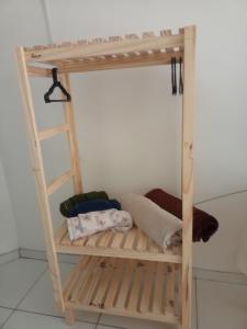ein Etagenbett mit einer Leiter und Kissen darauf in der Unterkunft Aconchego da Kika in Caruaru