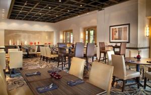um restaurante com mesas e cadeiras num quarto em DoubleTree Suites by Hilton Hotel Austin em Austin