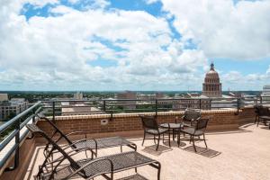 uma varanda com cadeiras e uma mesa e um edifício em DoubleTree Suites by Hilton Hotel Austin em Austin