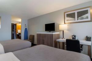 pokój hotelowy z 2 łóżkami i telewizorem z płaskim ekranem w obiekcie Quality Inn & Suites Silverdale Bangor-Keyport w mieście Silverdale