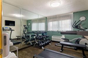 un gimnasio con varias máquinas de correr y un espejo en Quality Inn & Suites Silverdale Bangor-Keyport, en Silverdale