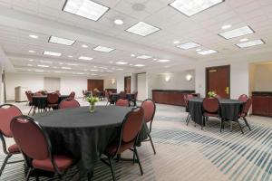 una sala de conferencias con mesa y sillas. en Comfort Inn & Suites en Lake George
