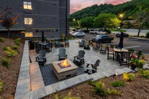 eine Außenterrasse mit Stühlen und einer Feuerstelle in der Unterkunft Graystone Lodge, Ascend Hotel Collection in Boone