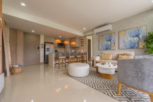 sala de estar y cocina con sofá y mesa en Lujoso Apartamento Con Salida Directa A La Playa Edificio Morros Eco, en Cartagena de Indias
