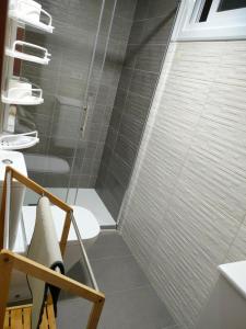 eine Dusche mit Glastür im Bad in der Unterkunft Borsil in A Coruña