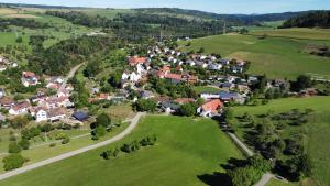 una vista aérea de un pequeño pueblo en un campo verde en Ferienwohnung Steinablick mit großem Balkon & Garage, en Ühlingen-Birkendorf