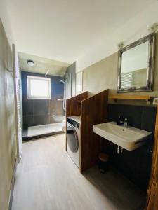 a bathroom with a sink and a bath tub at PHOENIX Apartments - Monteurwohnung mit RIESIGER Parkfläche in Bielefeld
