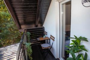 - Balcón con 2 sillas y mesa en July Holiday House, en Dugo Selo
