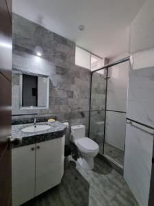 La Molina的住宿－Departamento estreno 2do piso，浴室配有卫生间、盥洗盆和淋浴。
