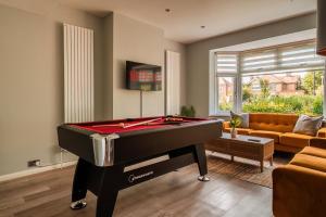 Luxury Affordable Business Stay with Hot Tub and Pool Table