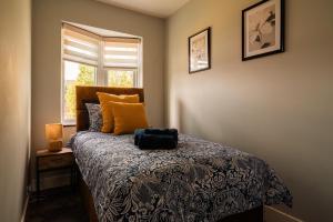 um quarto com uma cama e uma janela em Luxury Affordable Business Stay with Hot Tub and Pool Table em Enfield Lock