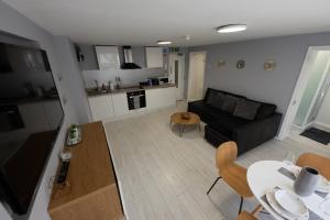 een woonkamer en een keuken bij Central Brighton modern one bed apartments in Brighton & Hove