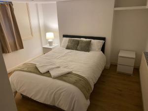 A bed or beds in a room at 7 bed - Spacious House - Central Manchester