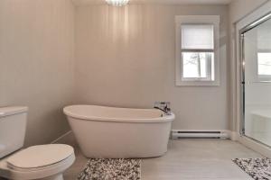 Um banheiro em Beautiful Home in Moncton North!