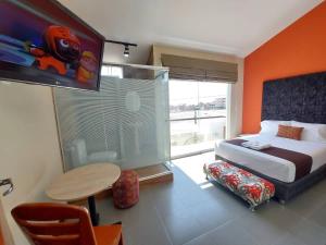 una camera con letto, tavolo e TV di Apart Hotel Atenea a Ilo
