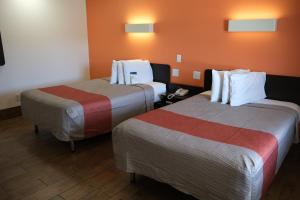 מיטה או מיטות בחדר ב-Motel 6-Harrisonburg, VA - South
