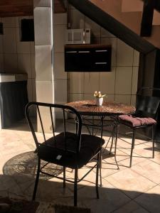 a table and chairs in a kitchen with a table and a table and chairs at BLUE DOOR BRASIL in Abraão