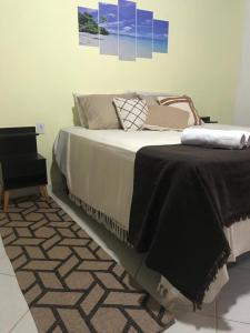 um quarto com uma cama com um cobertor em BLUE DOOR BRASIL em Abraão