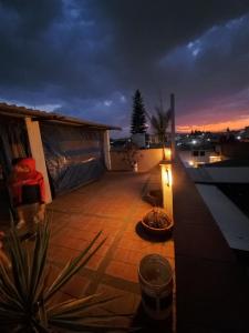 uitzicht op een dakterras in de nacht bij Posada 5a avenida in Cholula