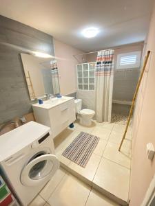 La salle de bains est pourvue d'un lavabo et d'un lave-linge. dans l'établissement Kanell, à Gros-Morne