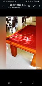 una mesa con un paño rojo encima en Encantos de itaperapuã, en Porto Seguro