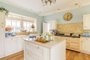 Gallery image of Luxury Scottish Manor house + jacuzzi + bbq cabin + helipad in Maybole +54 photos
