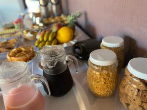 een aanrechtblad met potten met voedsel en andere voedingsmiddelen bij Pousada Ponta dos Corais in Guarujá